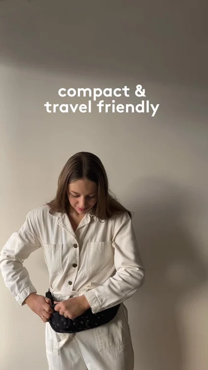 Tula Lite Compact Travel Carrier🤍
 
Some features:
✔️lightweight and quick-drying material
✔️front and back carrying positions
✔️folds into its own hip pouch for easy storage

Perfect for family adventures with little ones (5.4-13.6 kg)! 🥰