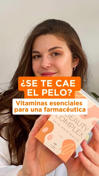 ¿Se te cae el pelo? 🤔Vitaminas esenciales para una farmacéutica
 
Además de la biotina, que todos conocemos, y las vitaminas del grupo B, esenciales para un cabello sano, hay otras dos vitaminas menos conocidas, pero igualmente importantes, que no deben faltar:

✅ Vitamina E: Antioxidante que protege el cabello del envejecimiento prematuro, ayudando a reducir la caída asociada a la edad y fortaleciendo su estructura para evitar el debilitamiento.

✅ Vitamina D: Esencial para la producción de queratina, el componente clave del cabello. Aunque puede obtenerse con la exposición al sol, también es posible suplementarla para asegurar un nivel adecuado y prevenir problemas como la caída capilar.

Aunque estas vitaminas pueden obtenerse mediante una dieta equilibrada, no siempre aseguramos un aporte adecuado. Por eso, utilizar un suplemento capilar específico puede marcar la diferencia, ya que estos productos suelen incluir otros nutrientes esenciales que complementan su acción.

Un producto muy completo en este sentido es el B-Beauty Complex de Naturadika, que contiene estas vitaminas, además de minerales y extractos vegetales que apoyan su eficacia. 

La dosis recomendada es de 2 cápsulas al día durante al menos 3 meses de tratamiento. 😉

#caidapelo #cuidadocapilar