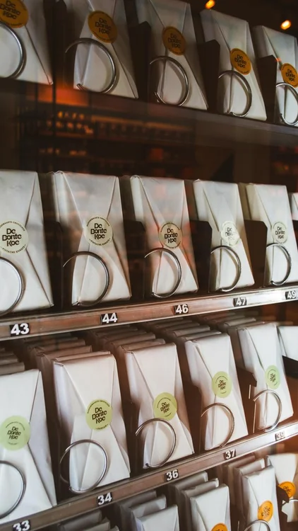 Chocofans opgelet: Utrecht heeft er iets zoets bij. 🍫 

Ontdek de Chocomaat in Hoog Catharijne, naast de Mango! 🐮🤎 

 #debontekoe #chocomaat #pistache #fyp #tiktokviral
