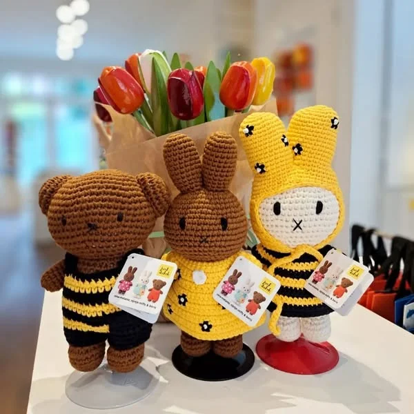 Bee bee 🐝 

@dewinkelvannijntje 

#babygift #handmade #bumblebee #miffybee 
#boristhebear #ミッフィー #handmadetoys #미피 #miffykeychains #oneofakind #miffystyle #ootd #summer #art #museumshops #moma #vangogh #teddybear #mondrian #crochetlover #米菲兔 #米菲 #米菲美國 #gift #toys #miffycollection #kawaii